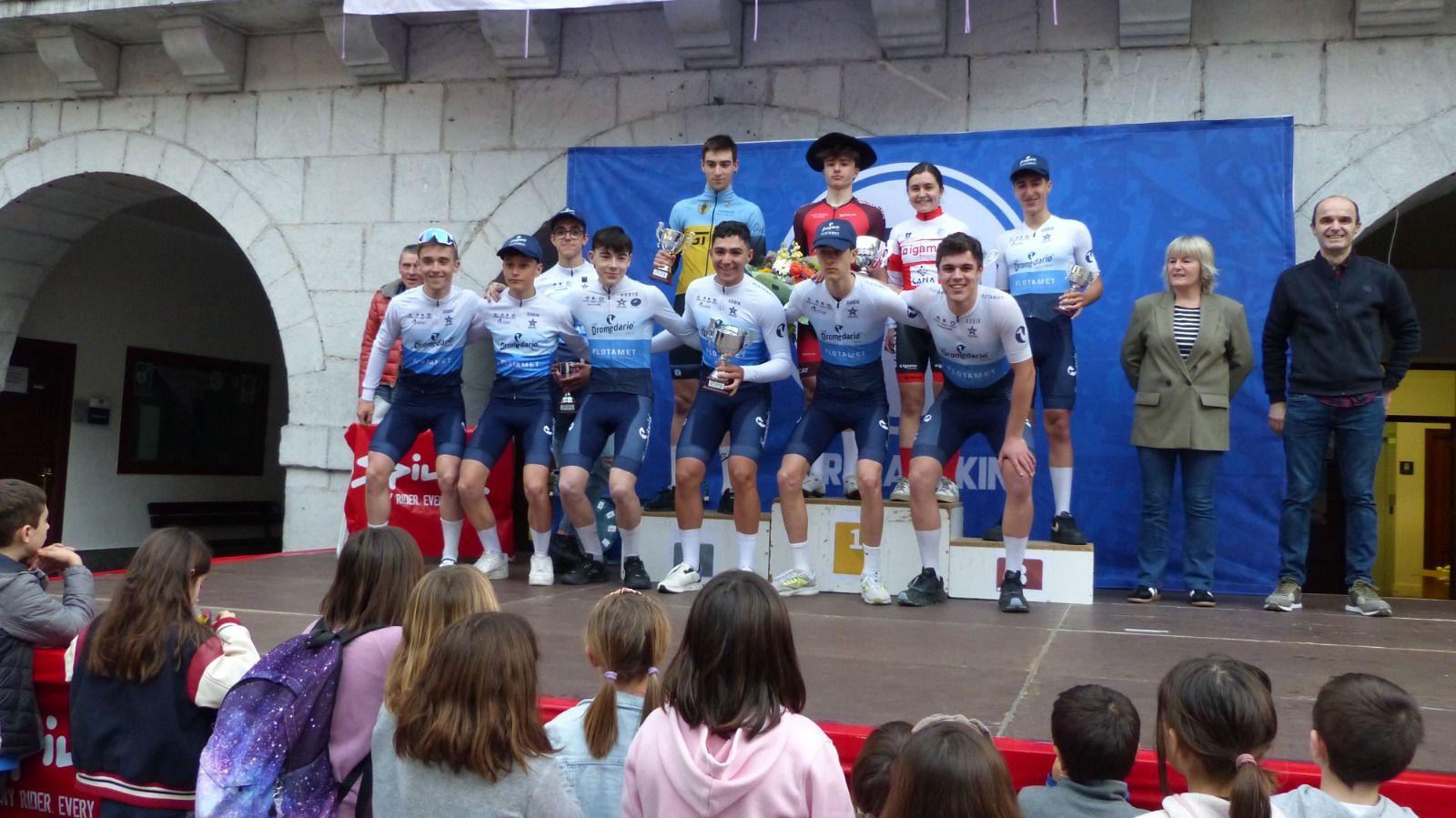 Victoria por equipos en Mutriku-Dromedario Flotamet